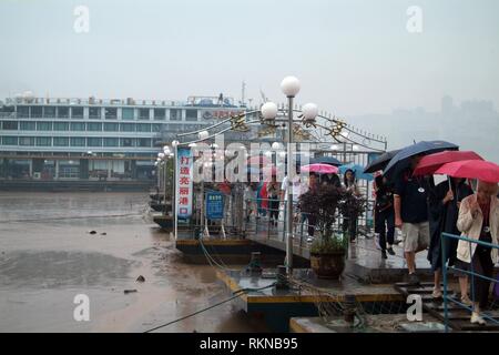 Touristen aussteigen Form ein Victoria Cruises Schiff in Fengdu, ansonsten wie 'Ghost City', eine kulturelle Seite in Drei Schluchten des Yangtze River bekannt. Ein Stockfoto