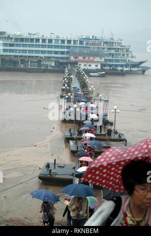 Touristen aussteigen Form ein Victoria Cruises Schiff in Fengdu, ansonsten wie 'Ghost City', eine kulturelle Seite in Drei Schluchten des Yangtze River bekannt. Ein Stockfoto