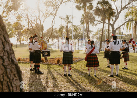 Irische Gruppe von Dudelsack und Drummer Musiker tragen authentischen europäischen Kilts während der traditionellen keltischen Musik Stockfoto