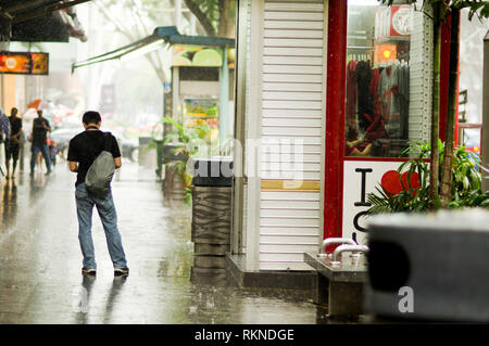 Erfassen einen Moment eines Mannes auf Standby in der Orchard Road. Stockfoto