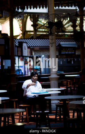 Erfassen einen Moment von einem Mann Essen in Central Business District. Stockfoto