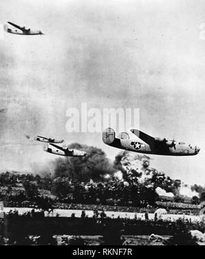 B-24 Befreier in geringer Höhe bei Annäherung an die Erdölraffinerien in Ploesti, Rumänien, 1. August 1943. Stockfoto