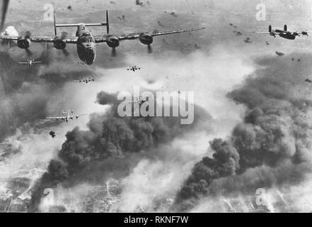 B-24 Liberator durch Flak und über die Zerstörung von vorhergehenden Wellen der Bomber erstellt werden, werden diese 15 Air Force B-24s Ploesti, Rumänien verlassen, nachdem einer der langen Reihe von Angriffen gegen die Nr. 1 öl Ziel in Europa. Am 1. August 1943 Stockfoto