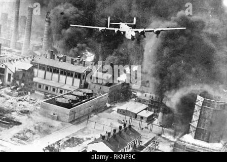 Air Raid Ploesti. Eine B-24 Flying über ein brennendes Öl Raffinerie am Ploesti, Rumänien, 1. August 1943. Stockfoto