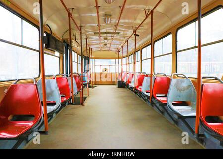 Leere bunte Straßenbahn. Stockfoto