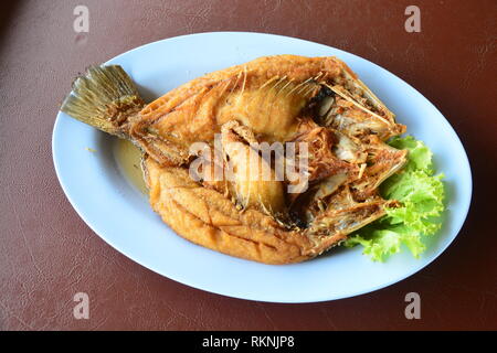 Gebratene snapper Fischen mit süßen Fischsauce Stockfoto