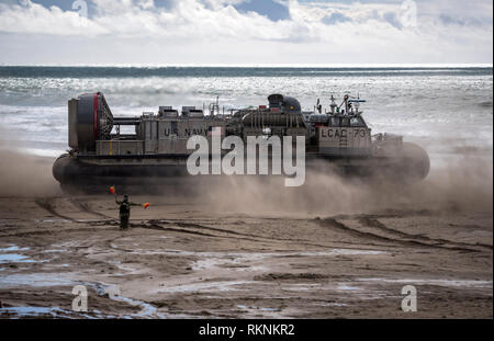 190204-N-LI 768-1187 Camp Pendleton, Calif (Feb. 4, 2019) - eine Landing Craft, Luftkissen, auf Angriff Handwerk Einheit 5 zugewiesen, fährt der Strand während der Übung Iron Fist 2019. Übung Iron Fist 2019 ist eine jährliche, multilateralen Ausbildung Übung, in der US-amerikanischen und japanischen Service Mitglieder Zug zusammen, teilen Techniken, Taktiken und Verfahren ihrer operativen Fähigkeiten kombinieren zu verbessern. (U.S. Marine Foto von Mass Communication Specialist 2. Klasse Devin M. Langer) Stockfoto