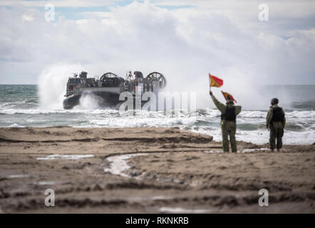 190204-N-LI 768-1142 Camp Pendleton, Calif (Feb. 4, 2019) - eine Landing Craft, Luftkissen, auf Angriff Handwerk Einheit 5 zugewiesen, kommt an Land während der Übung Iron Fist 2019. Übung Iron Fist 2019 ist eine jährliche, multilateralen Ausbildung Übung, in der US-amerikanischen und japanischen Service Mitglieder Zug zusammen, teilen Techniken, Taktiken und Verfahren ihrer operativen Fähigkeiten kombinieren zu verbessern. (U.S. Marine Foto von Mass Communication Specialist 2. Klasse Devin M. Langer) Stockfoto