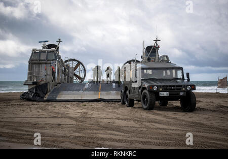 190204-N-LI 768-1065 Camp Pendleton, Calif (Feb. 4, 2019) - ein Japan Masse Verteidigung-kraft Lkw fährt eine Landing Craft, Luftkissen, auf Angriff Craft Unit (ACU) 5 zugeordnet, während der Übung Iron Fist 2019. Übung Iron Fist 2019 ist eine jährliche, multilateralen Ausbildung Übung, in der US-amerikanischen und japanischen Service Mitglieder Zug zusammen, teilen Techniken, Taktiken und Verfahren ihrer operativen Fähigkeiten kombinieren zu verbessern. (U.S. Marine Foto von Mass Communication Specialist 2. Klasse Devin M. Langer) Stockfoto