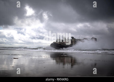 190204-N-LI 768-1215 Camp Pendleton, Calif (Feb. 4, 2019) - eine Landing Craft, Luftkissen, auf Angriff Handwerk Einheit 5 zugewiesen, kommt an Land während der Übung Iron Fist 2019. Übung Iron Fist 2019 ist eine jährliche, multilateralen Ausbildung Übung, in der US-amerikanischen und japanischen Service Mitglieder Zug zusammen, teilen Techniken, Taktiken und Verfahren ihrer operativen Fähigkeiten kombinieren zu verbessern. (U.S. Marine Foto von Mass Communication Specialist 2. Klasse Devin M. Langer) Stockfoto