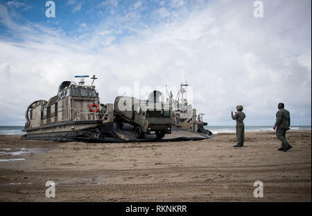 190204-N-LI 768-1059 Camp Pendleton, Calif (Feb. 4, 2019) - ein Japan Masse Verteidigung-kraft Lkw fährt eine Landing Craft, Luftkissen, auf Angriff Craft Unit (ACU) 5 zugeordnet, während der Übung Iron Fist 2019. Übung Iron Fist 2019 ist eine jährliche, multilateralen Ausbildung Übung, in der US-amerikanischen und japanischen Service Mitglieder Zug zusammen, teilen Techniken, Taktiken und Verfahren ihrer operativen Fähigkeiten kombinieren zu verbessern. (U.S. Marine Foto von Mass Communication Specialist 2. Klasse Devin M. Langer) Stockfoto