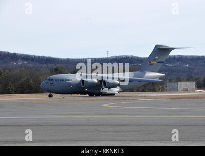 Eine C-17 Globemaster III aus der 145 Luftbrücke Flügel in Charlotte, North Carolina unterstützt die 104 Fighter Wing 10.02.2019, bei Barnes Air National Guard Base, Massachusetts. Die C-17 Flieger und Ausrüstung von Patrick Air Force Base in Florida zurück Zum 104. Fighter Wing gebracht nach einer zweiwöchigen Temporäre dury Zuordnung, wo die Flieger bekam die Ausbildung wesentlich für den Erfolg der Mission. (U.S. Air National Guard Fotos durch Tech. Sgt. Lindsey Sarah Watson-Kirwin) Stockfoto