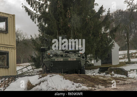 Soldaten zu Charlie Truppe, 1.Staffel, 2d-Cavalry Regiment aus Vilseck, Deutschland, machen Sie eine Pause nach einer Iteration auf den situativen Übung Lane im Bereich Bravo und Zulu, auf dem Truppenübungsplatz Baumholder, Baumholder, Deutschland, Feb 7, 2019. 1/2CR führt derzeit den Betrieb Kriegsadler platoon-taktischen Kenntnisse, squadron Unterstützung Wirksamkeit und die gesamten organisatorischen Letalität zu entwickeln. (U.S. Armee Foto von Erich Backes). Stockfoto