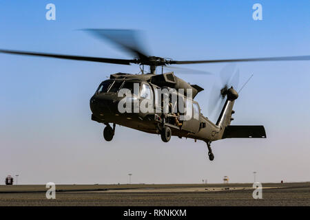 Armee Nationalgarde in ein UH-60 Black Hawk Hubschrauber aus Udairi Landing Zone, Camp Buehring, Kuwait, Jan. 29, 2019. Us-Soldaten zu 1 st, Bataillon zugeordnet, 108 Assault Helicopter Bataillon, Kansas Army National Guard, der US-amerikanischen Armee Scharfschützen, die Konzernzentrale, 2.BATAILLON, 137 Infanterie Regiment, 155 gepanzerte Brigade Combat Team, Kansas Army National Guard, während eine Antenne sniper Übung zugewiesen Aviation Support zur Verfügung gestellt. (U.S. Army National Guard Foto von Sgt. Emily Finne) Stockfoto