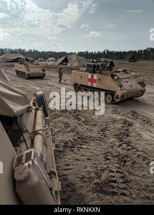 Ärzte zur 703Rd Brigade Support Bataillon zugeordnet, 2. gepanzerte Brigade Combat Team, 3rd Infantry Division, warten Sie, während einer Erhaltung Bereich Training in Fort Stewart, Ga Feb 6 gelöscht werden, um die Ausbildung Bereich zu verlassen. Während dieses Feld Übung, die Gegend war unter hoher Sicherheit einen realistischen Kampf Szenario zu simulieren. (U.S. Armee Foto von SPC. Jordyn Worshek, freigegeben) Stockfoto