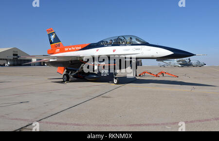 Nachdem vor Kurzem ein neues Aussehen und Änderungen am Ogden Luft Logistik Komplex, der NF-16 D bekannt als VISTA (Variable Stabilität In-flight Simulator Test Aircraft), bereitet die Hill Air Force Base, Arizona, Jan 30, 2019 ab. Dieses Flugzeug ist das einzige seiner Art in der Welt und ist die Flagge der United States Air Force Test Pilot School. Dieser F-16 wurde stark geändert, so dass die Piloten so ändern Sie die Flugeigenschaften von Flugzeugen und Stabilität zu imitieren, dass andere Flugzeuge. (U.S. Air Force Foto von Alex R. Lloyd) Stockfoto