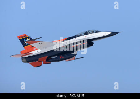 Nachdem vor Kurzem ein neues Aussehen und Änderungen am Ogden Luft Logistik Komplex, der NF-16 D bekannt als VISTA (Variable Stabilität In-flight Simulator Test Aircraft), fährt Hill Air Force Base, Arizona, Jan 30, 2019. Dieses Flugzeug ist das einzige seiner Art in der Welt und ist die Flagge der United States Air Force Test Pilot School. Dieser F-16 wurde stark geändert, so dass die Piloten so ändern Sie die Flugeigenschaften von Flugzeugen und Stabilität zu imitieren, dass andere Flugzeuge. (U.S. Air Force Foto von Alex R. Lloyd) Stockfoto