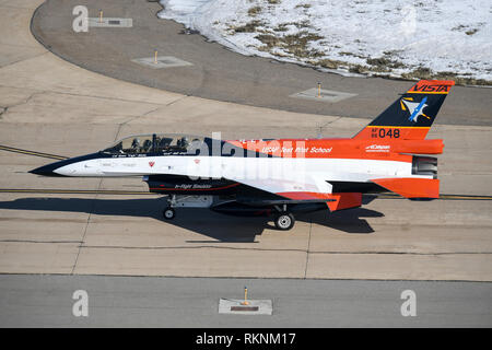 Nachdem vor Kurzem ein neues Aussehen und Änderungen am Ogden Luft Logistik Komplex, der NF-16 D bekannt als VISTA (Variable Stabilität In-flight Simulator Test Aircraft), fährt Hill Air Force Base, Arizona, Jan. 30, 2019. Das Flugzeug ist das einzige seiner Art in der Welt und ist der Flag-Schiff der US Air Force Test Pilot School. Es wurde stark geändert, so dass die Piloten zu ändern Flugeigenschaften des Flugzeugs und Stabilität zu imitieren, dass andere Flugzeuge. (U.S. Air Force Foto von Cynthia Griggs) Stockfoto