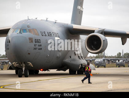 Eine C-17 Globemaster III Taxi in Zeile während des Fluges eine Umschichtung Zeremonie, 10.02.2019, bei Moody Air Force Base, Ga Flieger vom 41 Hubschrauber Wartungseinheit und 723 d Aircraft Maintenance Unit aus Ostafrika. (U.S. Air Force Foto von Airman First Class Eugene Oliver) Stockfoto