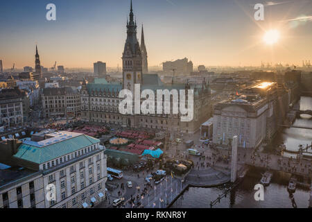 Luftaufnahme der Weihnachtsmarkt auf dem Rathausplatz in Hamburg Stockfoto