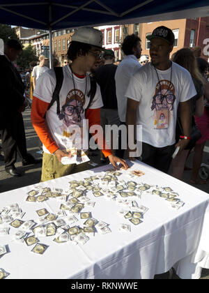 Kostenlose Verteilung von Kondomen bei Spike Lee Block Party in der Bedford Stuyvesant Abschnitt von Brooklyn, NY. Stockfoto