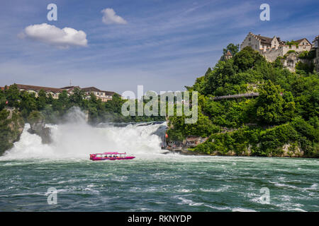 Tour Boot am Rheinfall (Rheinfall), Europas größtem Wasserfall, Kantone Zürich und Schaffhausen, Schweiz Stockfoto