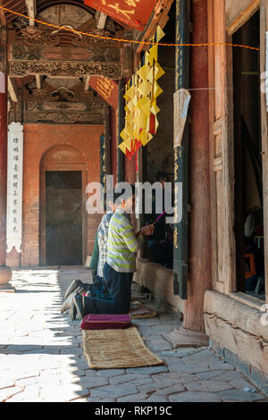 Eine Zeremonie im Konfuzius-tempel in Nuodeng, ein Dorf, das auf der alten Kaffee Reiten in Yunnan sitzt. Auf der Salzhandel, einst wohlhabenden Nuo gebaut Stockfoto