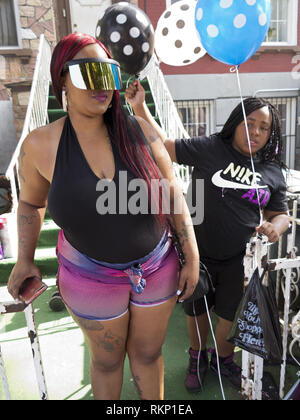 Frau sunglass Visor bei Block Party im bedford-stuyvesant Abschnitt von Brooklyn, NY. Stockfoto