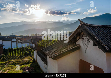 Eine ethnische Bai Dorf von Mais und Gemüse Felder in das Shaxi Tal in der Provinz Yunnan, China umgeben. Das Shaxi Tal war Teil der alten Stockfoto