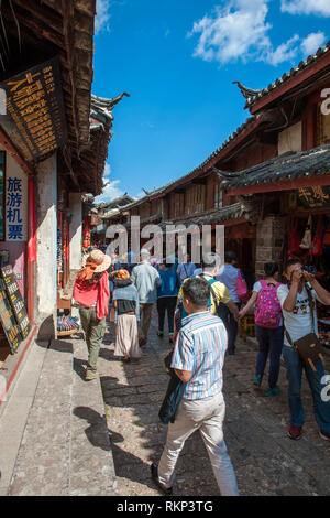 Touristen in Lijiang Altstadt, ein naxi Stadt wieder zu Ende der Song Dynastie, die restauriert und umgebaut für die Tourismusbranche in den letzten Jahr zurückgeht. Stockfoto