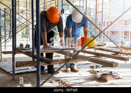 Ingenieur im Gespräch mit Meister über das Projekt in Gebäude Baustelle Stockfoto
