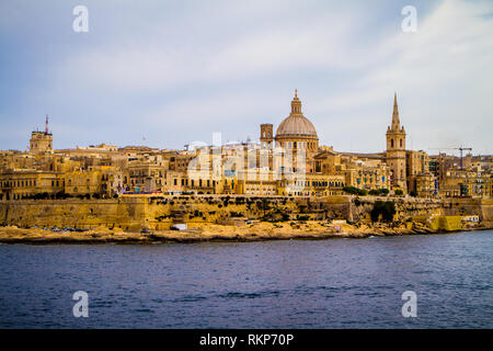 Valletta, Malta gesehen von Fort Tigne an einem bewölkten Tag mit der Dom zu Unserer Lieben Frau vom Berg Karmel sichtbar Stockfoto