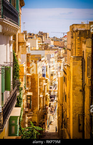 Schmale Straße auf einem steilen Hügel in Valletta, Malta an einem sonnigen Tag Stockfoto