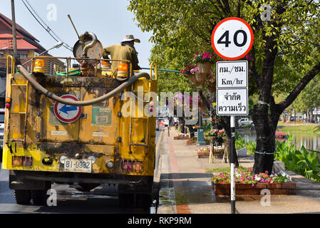 Städtische Arbeiter Bewässerung von Pflanzen, Chiang Mai, Thailand Stockfoto