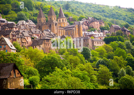 Das malerische Dorf Conques in Frankreich. Das Dorf ist auf dem Pilgerweg des Camino de Santiago Santiago de Compostella. Stockfoto