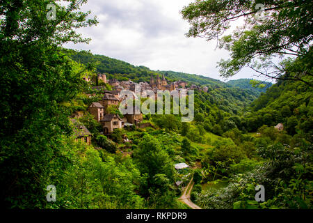 Das malerische Dorf Conques in Frankreich. Das Dorf ist auf dem Pilgerweg des Camino de Santiago Santiago de Compostella. Stockfoto