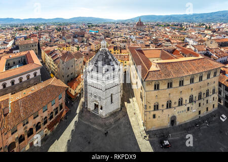 Pistoia, Italien. Luftaufnahme, Battistero di San Giovanni in Corte und der Piazza del Duomo Stockfoto