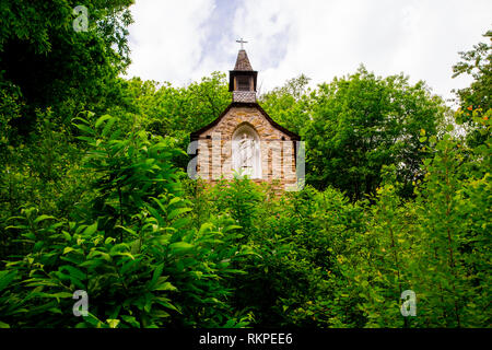 Chapelle Sainte Foy im malerischen Dorf Conques in Frankreich. Das Dorf ist auf dem Pilgerweg des Camino de Santiago Santiago de Compostella. Stockfoto