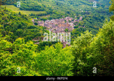 Das malerische Dorf Conques in Frankreich. Das Dorf ist auf dem Pilgerweg des Camino de Santiago Santiago de Compostella. Stockfoto