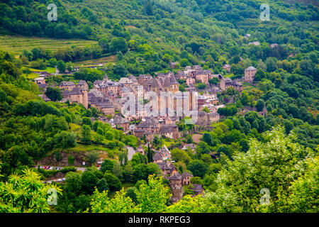 Das malerische Dorf Conques in Frankreich. Das Dorf ist auf dem Pilgerweg des Camino de Santiago Santiago de Compostella. Stockfoto