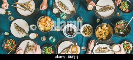 Freunde essen Fisch und Chips und Bier trinken, breiten Zusammensetzung Stockfoto