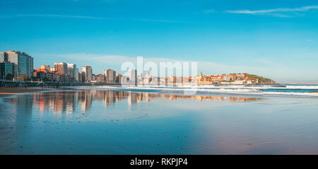 Strand von San Lorenzo, Gijón, Asturien, Spanien Stockfoto