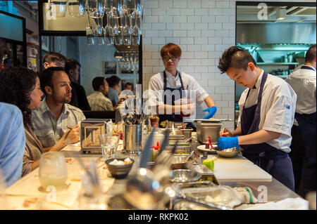 Innen 22 Schiffe, eine zwanglose, keine Reservierungen Restaurant durch die britischen Koch Jason Atherton und Hotelier Yenn Wong auf Ship Street in Hongkong Stockfoto