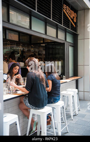 Innen 22 Schiffe, eine zwanglose, keine Reservierungen Restaurant durch die britischen Koch Jason Atherton und Hotelier Yenn Wong auf Ship Street in Hongkong Stockfoto