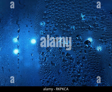 Wasser und Licht in der Nacht Fenster Glas Stockfoto