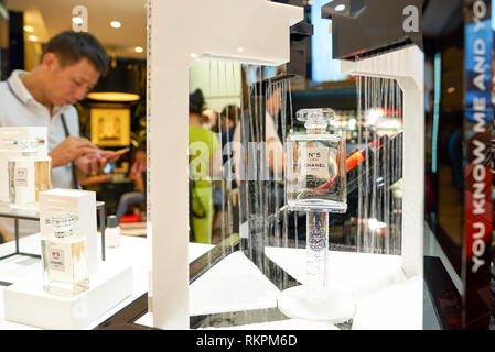 Hongkong - September 02, 2016: Nahaufnahme von Chanel Nr. 5 in einem Laden. Chanel Nr. 5 ist das erste Parfum von Französischen couturier Gabrielle "Co gestartet Stockfoto