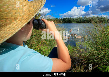 Montmacq (Nordfrankreich): Teiche von Plessis-Brion, Vogelschutzgebiet. Junge Natur beobachten durch ein Fernglas Stockfoto