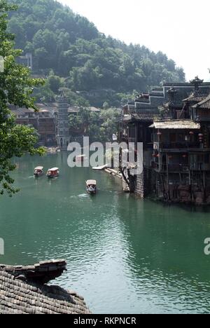 Ausflugsboote auf der Tou Jiang River in Fenghuang. Was bedeutet "Phoenix" auf Chinesisch, Fenghuang wurde benannt nach der mythische Vogel der Unsterblichkeit und in Stockfoto