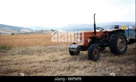 Traktor im Weizenfeld Stockfoto
