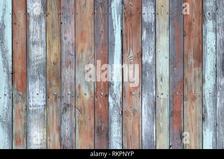 Alte bemalte Holz Wand, bunten hölzernen Brettern. Verwitterte panels Textur mit Nägeln und Knoten für Hintergrund Stockfoto